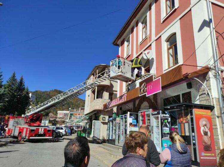 Евакуираха хора с увредено зрение от тераса на втория етаж в "горяща" сграда