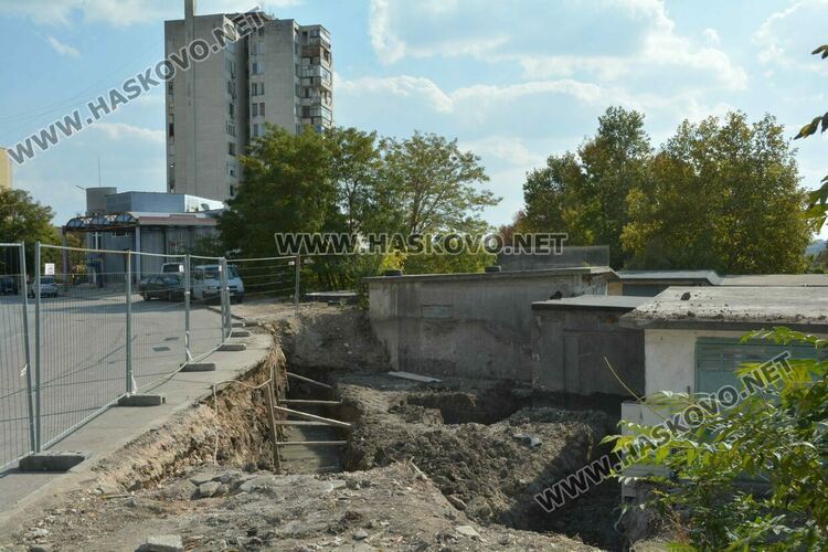 КОРЗ инспектира строеж край улица „Дунав“ след сигнал за разкопан тротоар