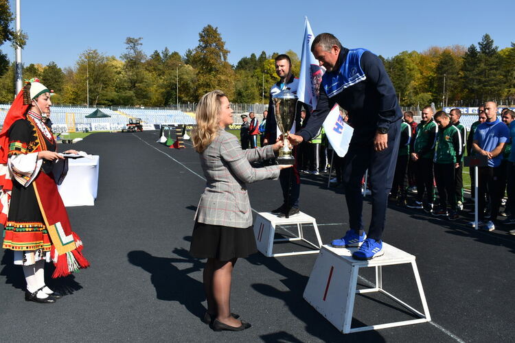 Зам.-министърът Моника Димитрова-Бийчър награди в Кърджали победителите в състезанието по пожароприложен спорт