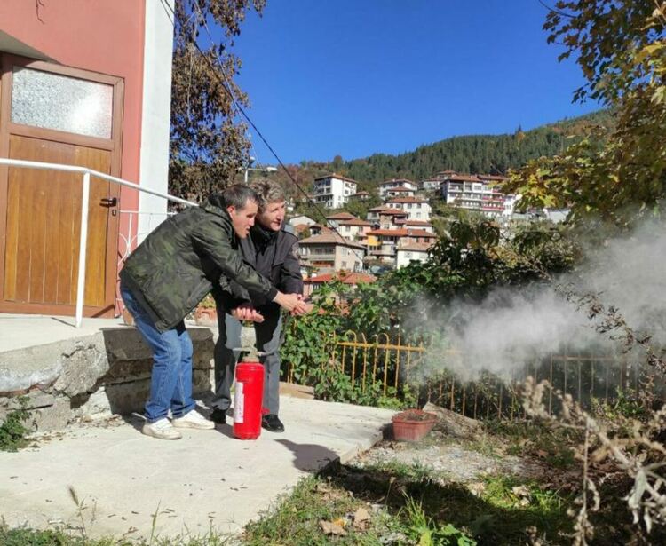 Евакуираха хора с увредено зрение от тераса на втория етаж в "горяща" сграда