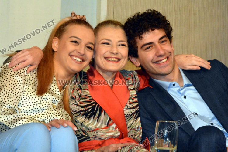 на снимкита: отляво на дясно: Дамяна Тодорова, Николета Малчева, Константин Николов