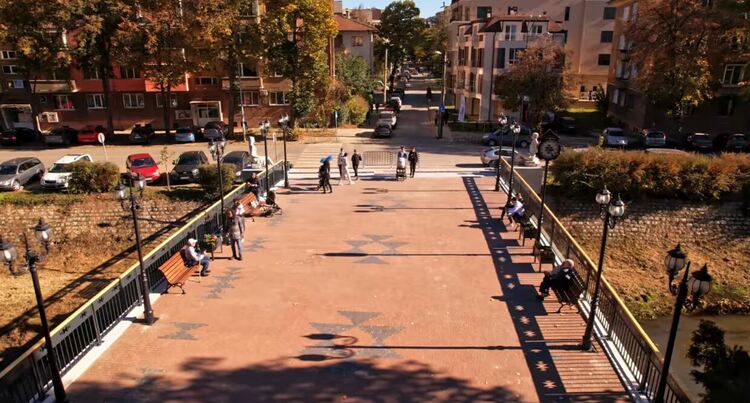 Приключиха дейностите по ремонта на пешеходния мост над река Струма, познат като „Моста на влюбените“