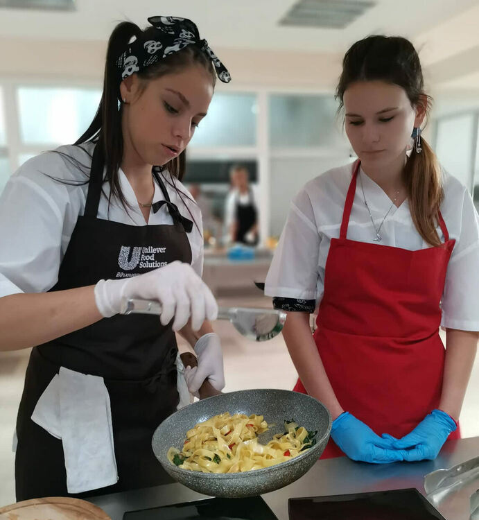 Професионални готвачи се включиха в открит урок в Гимназията по туризъм