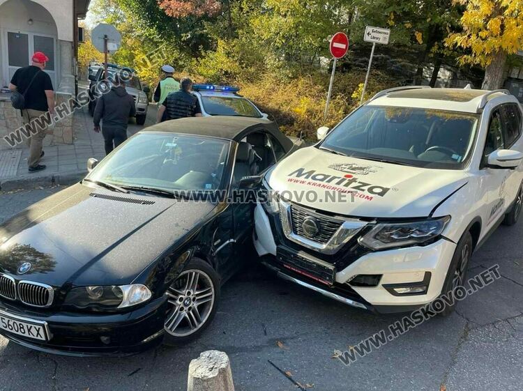 БМВ не спря на „Стоп“ и се заби в Нисан до старата баня