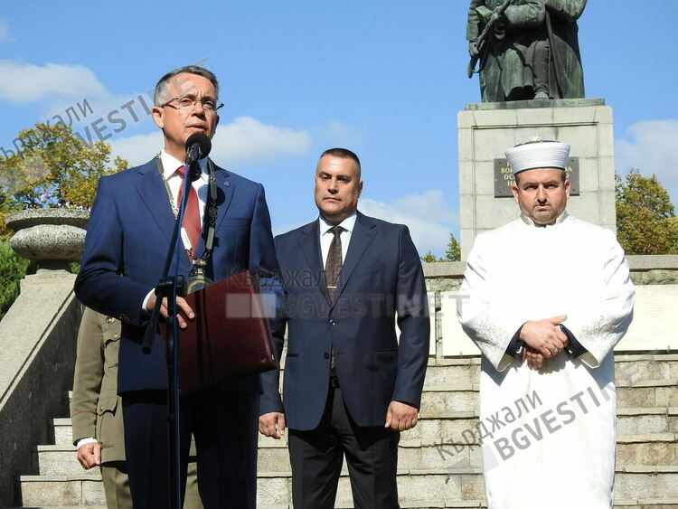 Десетки венци от общественици и институции за Освободителите на града