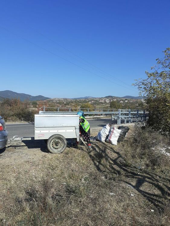 Заразителен пример,почистиха около пътя за с.Китна