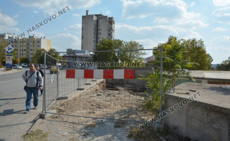 Лицензиран геодезист ще проверява строежа с разкопания тротоар край „Дунав“