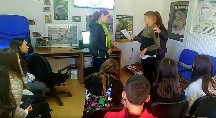 Славейковци дариха средства за лечение на диви животни и осиновиха две птици