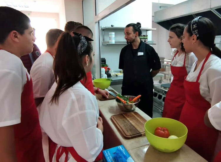 Професионални готвачи се включиха в открит урок в Гимназията по туризъм