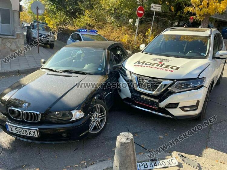БМВ не спря на „Стоп“ и се заби в Нисан до старата баня