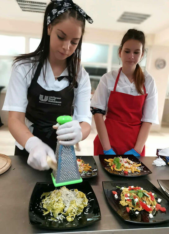 Професионални готвачи се включиха в открит урок в Гимназията по туризъм