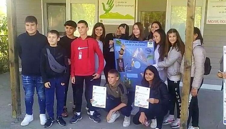 Славейковци дариха средства за лечение на диви животни и осиновиха две птици