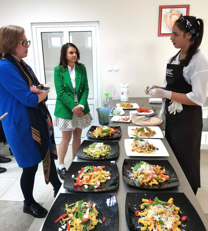 Професионални готвачи се включиха в открит урок в Гимназията по туризъм