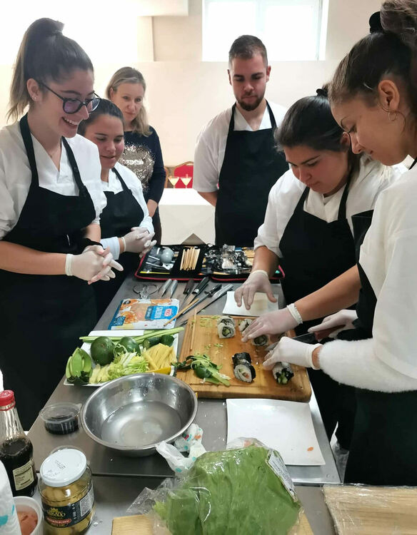 Професионални готвачи се включиха в открит урок в Гимназията по туризъм