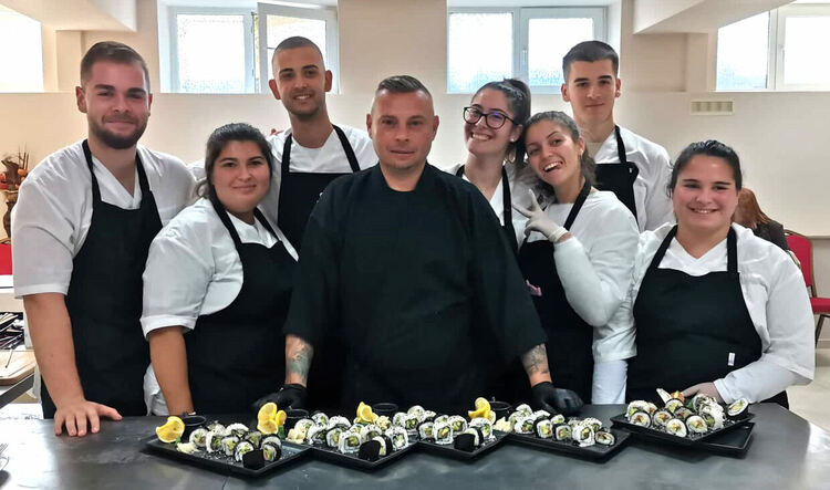 Професионални готвачи се включиха в открит урок в Гимназията по туризъм