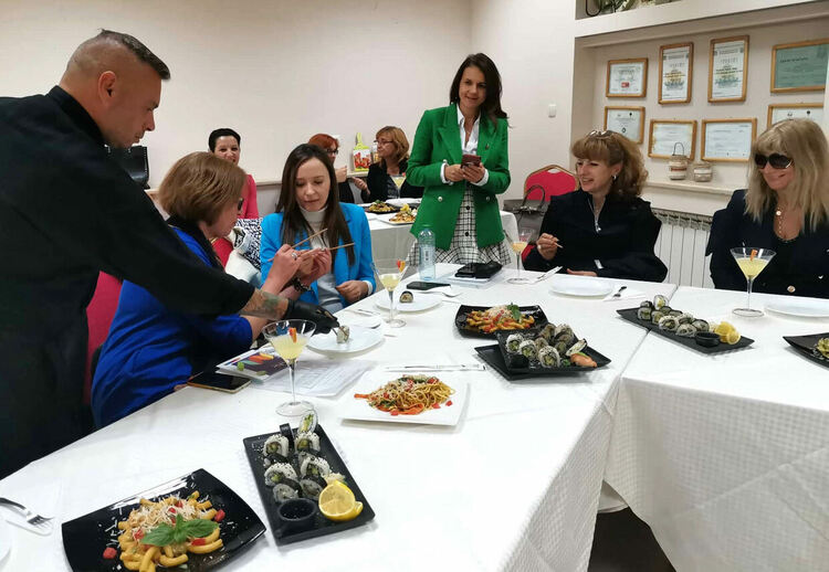 Професионални готвачи се включиха в открит урок в Гимназията по туризъм