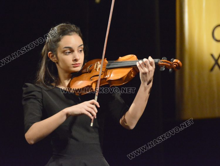 Откриха Дните „Недялка Симеонова“ в Хасково, 23 цигулари излизат на сцената