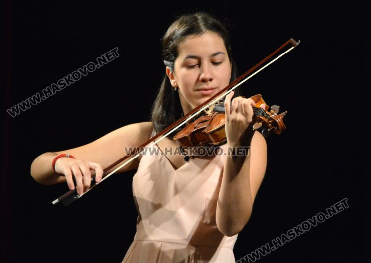 Откриха Дните „Недялка Симеонова“ в Хасково, 23 цигулари излизат на сцената