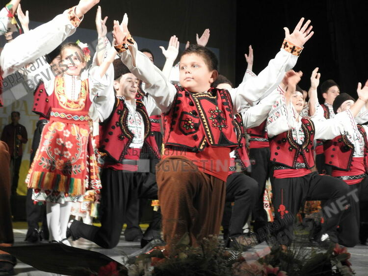 Домът на културата поднесе динамичен и впечатляващ спектакъл на кърджалийци