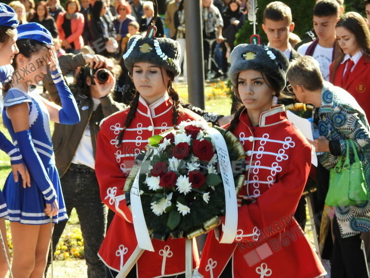 Десетки венци от общественици и институции за Освободителите на града