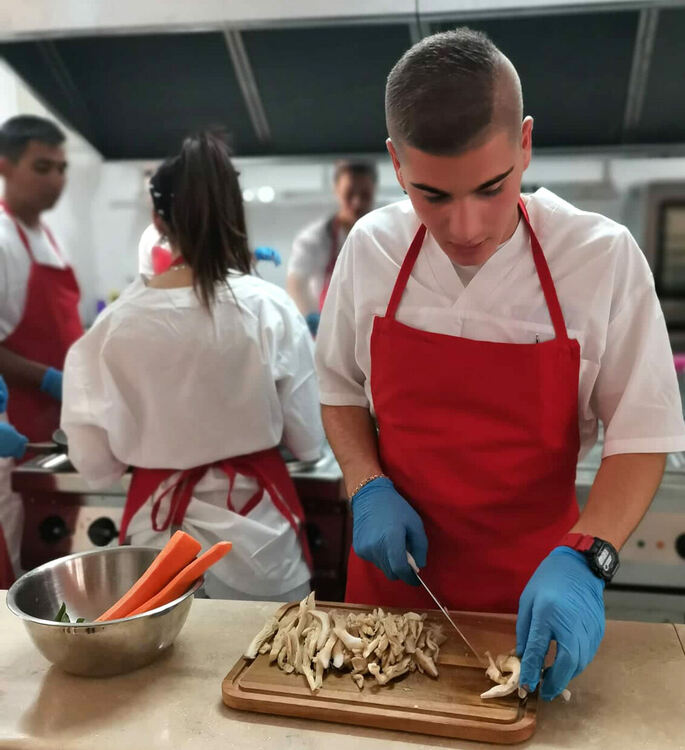 Професионални готвачи се включиха в открит урок в Гимназията по туризъм