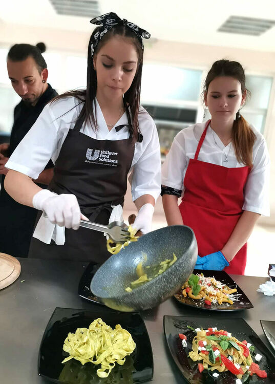 Професионални готвачи се включиха в открит урок в Гимназията по туризъм