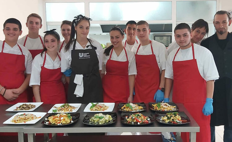 Професионални готвачи се включиха в открит урок в Гимназията по туризъм