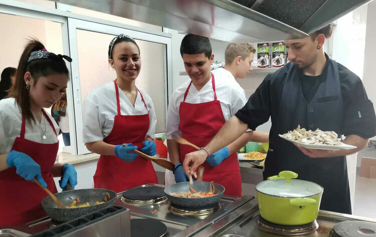 Професионални готвачи се включиха в открит урок в Гимназията по туризъм