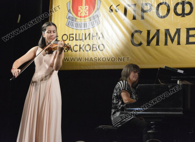 Откриха Дните „Недялка Симеонова“ в Хасково, 23 цигулари излизат на сцената