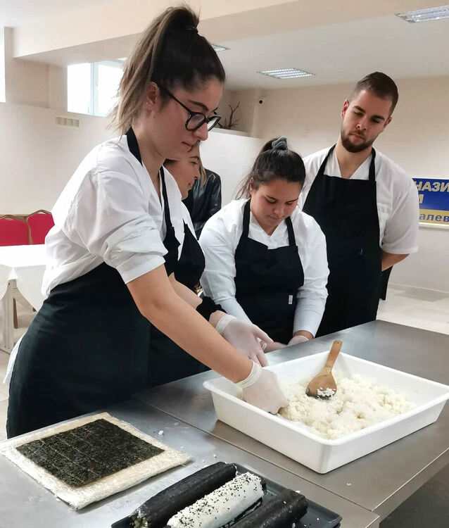 Професионални готвачи се включиха в открит урок в Гимназията по туризъм