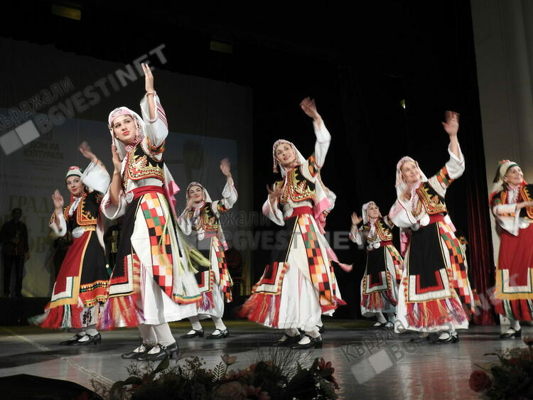 Домът на културата поднесе динамичен и впечатляващ спектакъл на кърджалийци