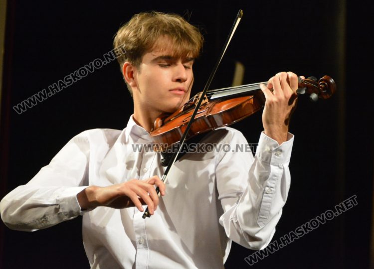 Откриха Дните „Недялка Симеонова“ в Хасково, 23 цигулари излизат на сцената