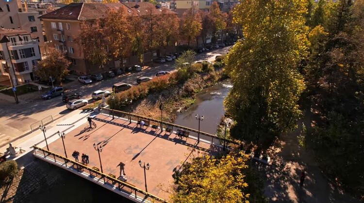 Приключиха дейностите по ремонта на пешеходния мост над река Струма, познат като „Моста на влюбените“