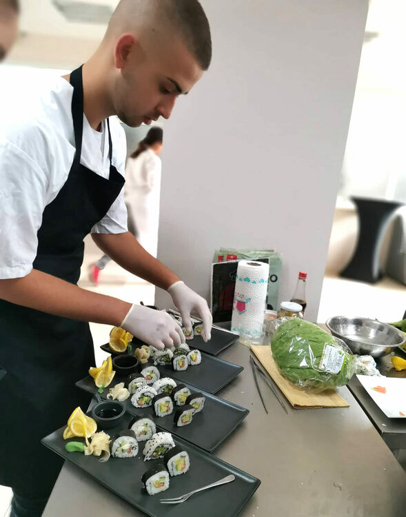 Професионални готвачи се включиха в открит урок в Гимназията по туризъм