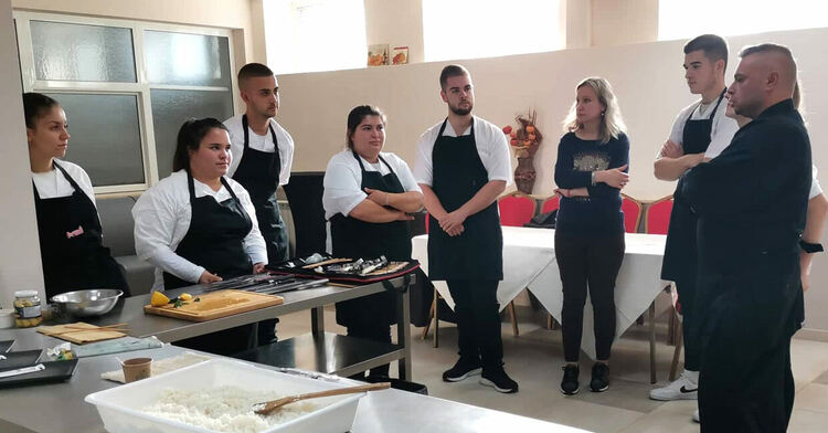 Професионални готвачи се включиха в открит урок в Гимназията по туризъм