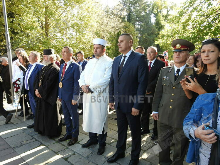 Десетки венци от общественици и институции за Освободителите на града