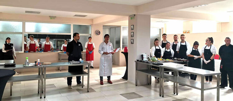 Професионални готвачи се включиха в открит урок в Гимназията по туризъм