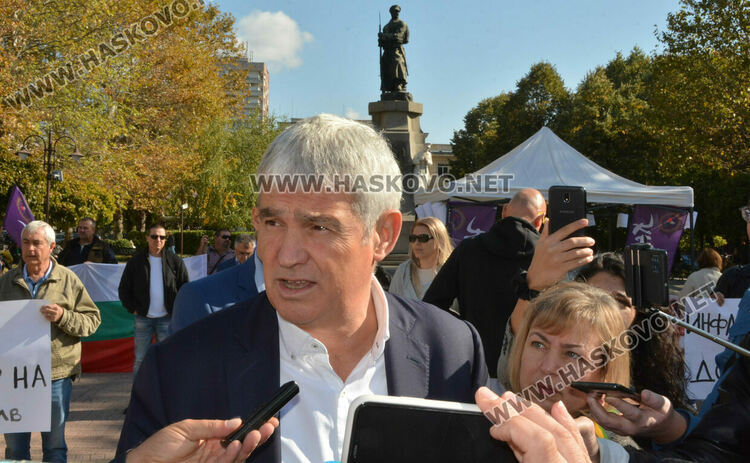 „Не искаме да сме повече работещи бедни!“, казаха синдикалистите на от КНСБ на пл. „Свобода“ в Хасково