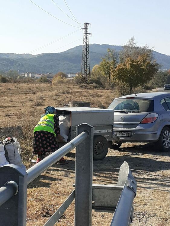 Заразителен пример,почистиха около пътя за с.Китна