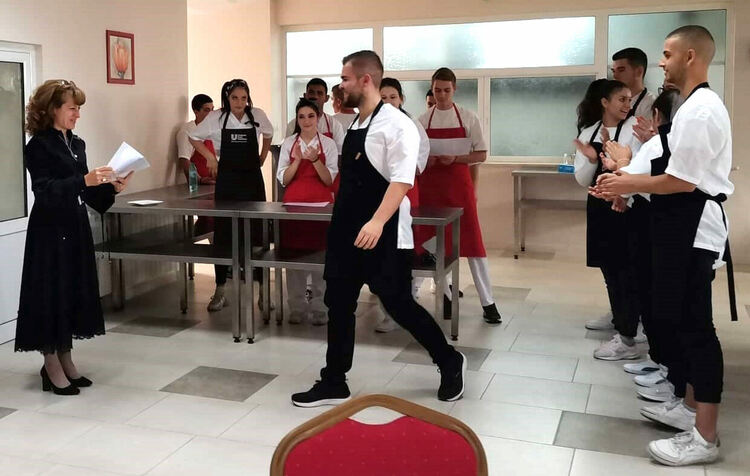 Професионални готвачи се включиха в открит урок в Гимназията по туризъм