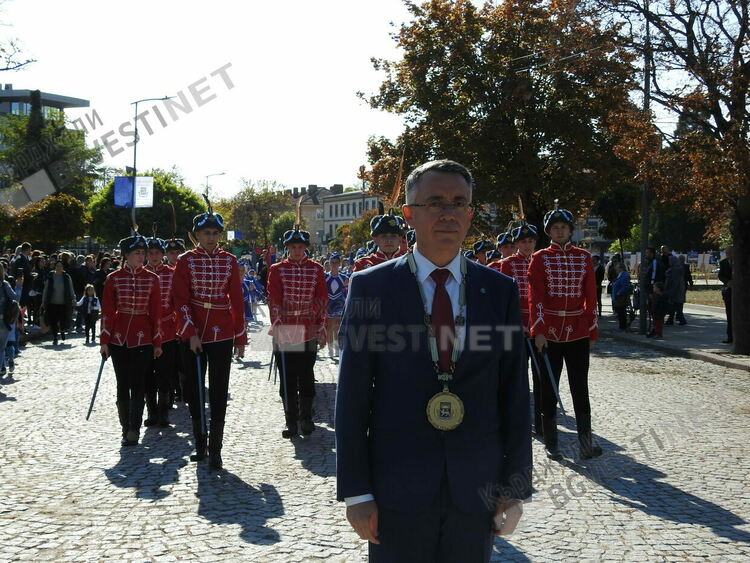 Десетки венци от общественици и институции за Освободителите на града