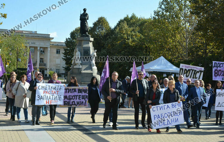 „Не искаме да сме повече работещи бедни!“, казаха синдикалистите на от КНСБ на пл. „Свобода“ в Хасково