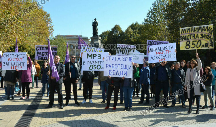 „Не искаме да сме повече работещи бедни!“, казаха синдикалистите на от КНСБ на пл. „Свобода“ в Хасково