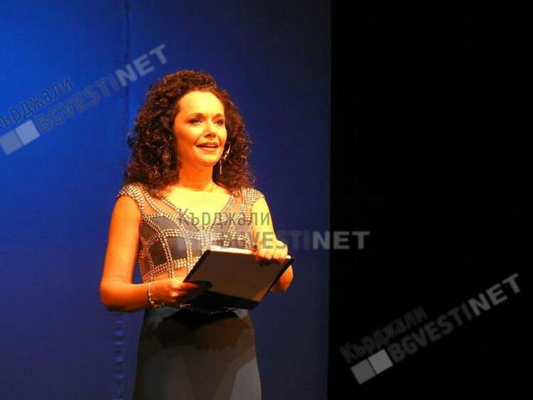 Орлин Горанов,Маргарита Хранова и Росица Кирилова вдигнаха на крака публиката в Театъра за Деня на Кърджали