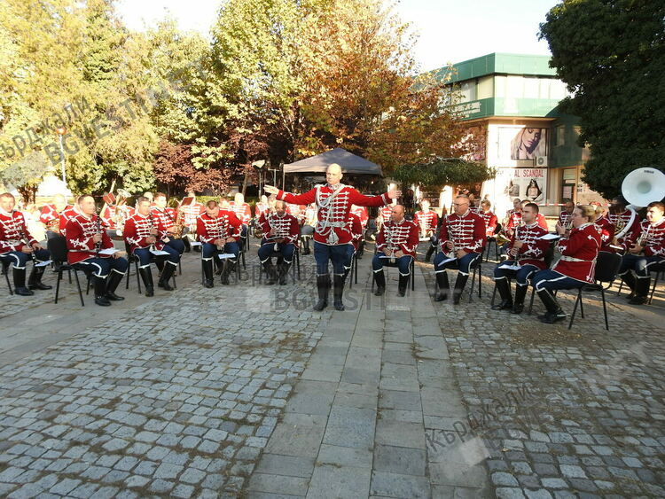 Гвардейският представителен духов оркестър зарадва с уникалните си изпълнения кърджалийци