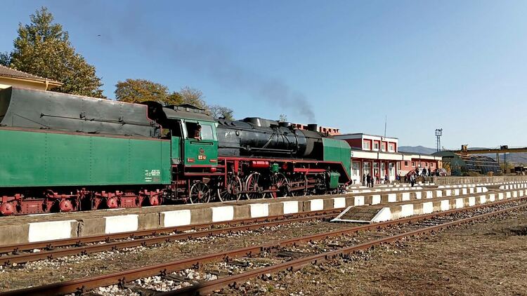 Легендарният парен локомотив "Баба Меца" днес пристигна на гара Кърджали
