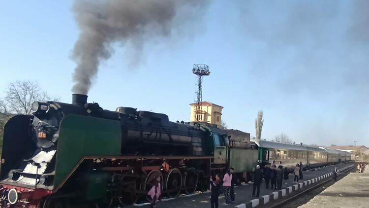 Легендарният парен локомотив "Баба Меца" днес пристигна на гара Кърджали