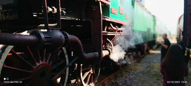 Легендарният парен локомотив "Баба Меца" днес пристигна на гара Кърджали