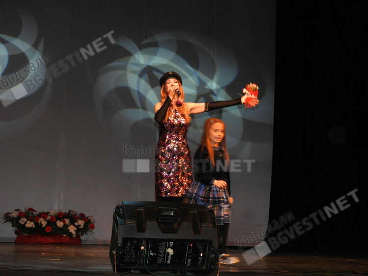 Орлин Горанов,Маргарита Хранова и Росица Кирилова вдигнаха на крака публиката в Театъра за Деня на Кърджали