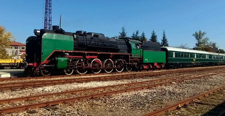 Легендарният парен локомотив "Баба Меца" днес пристигна на гара Кърджали